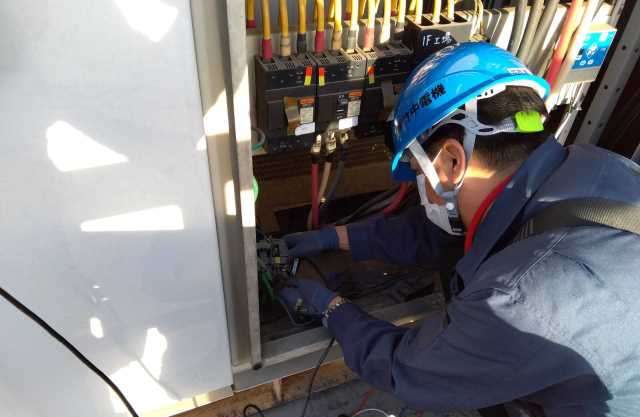 漏電調査をする作業員